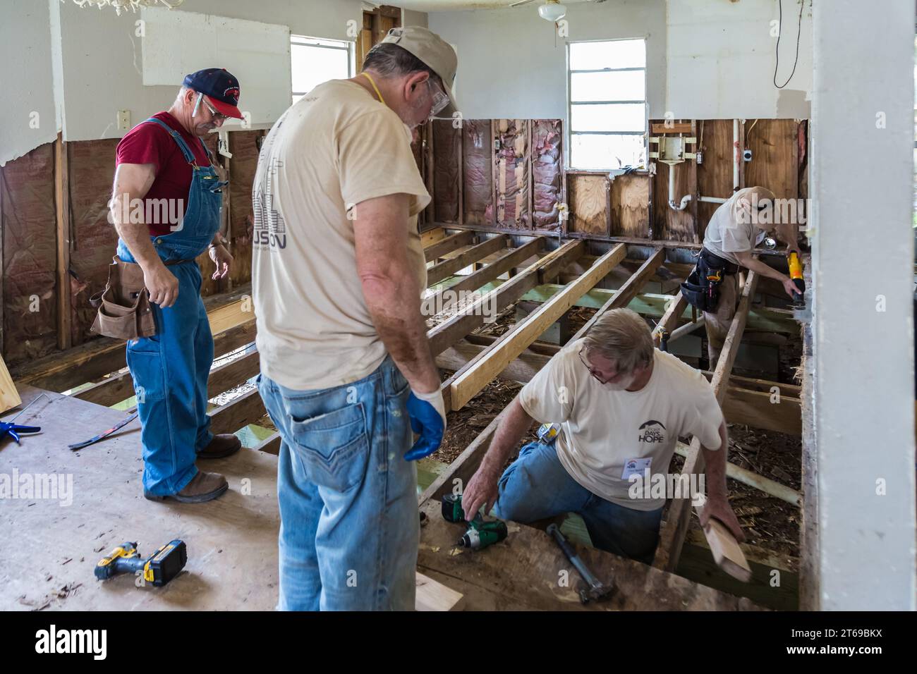 Les membres de l'équipe bénévole caritative de 8 Days of Hope Faith remplacent le plancher d'une maison inondée à Houston, au Texas Banque D'Images