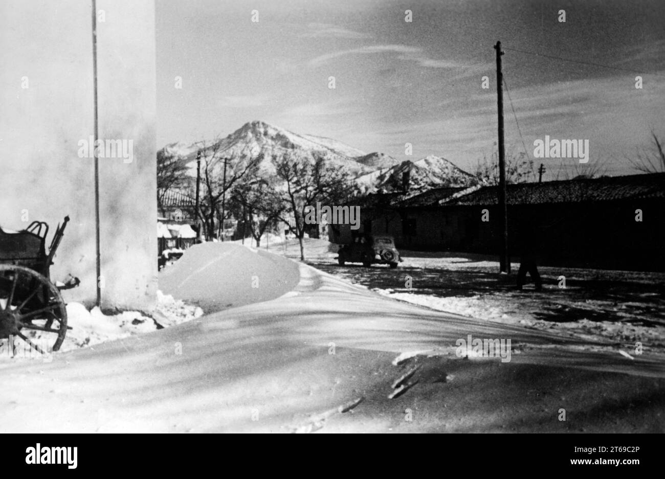 Vue d'un village vide et enneigé occupé par la Wehrmacht allemande dans les montagnes de Jaila en Crimée, dans la partie sud du front de l'est. Photo : Wittmack. [traduction automatique] Banque D'Images