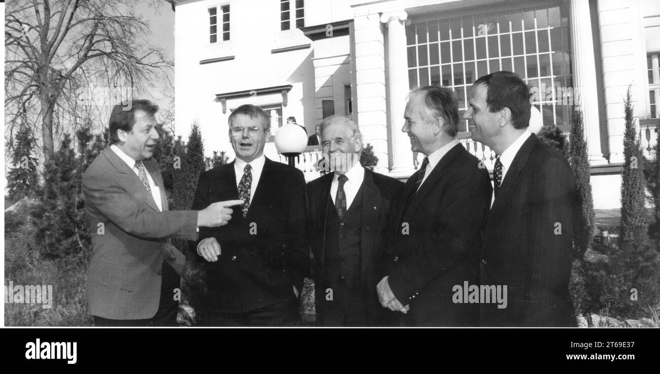 Les ministres présidents (de gauche à droite) Eberhard Diepgen, Bernd page, Kurt Biedenkopf, Manfred Stolpe et Reinhard Höppner lors de la réunion à Neu Fahrland. Les premiers ministres des États soumettent des propositions pour une nouvelle loi sur les pensions. Conférence. Réunion de travail. Photo : MAZ/Peter Sengpiehl, 01.04.1995 [traduction automatique] Banque D'Images