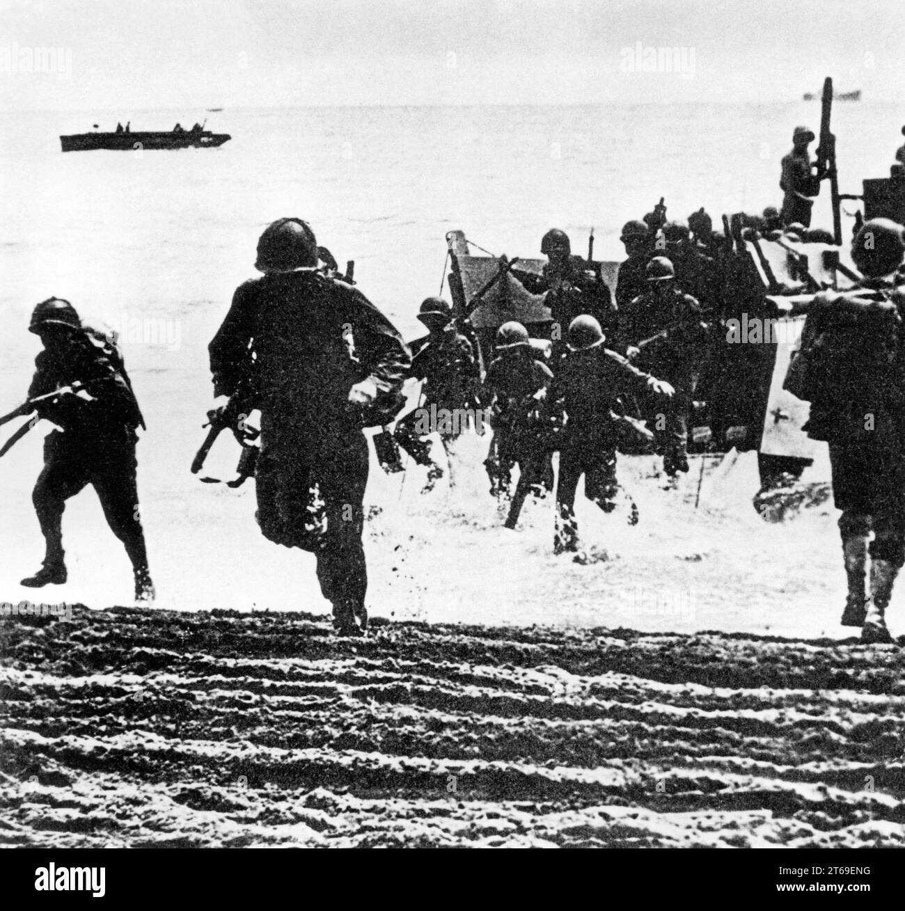 Marines américains lors du débarquement sur l'île Guandalcanal. [traduction automatique] Banque D'Images