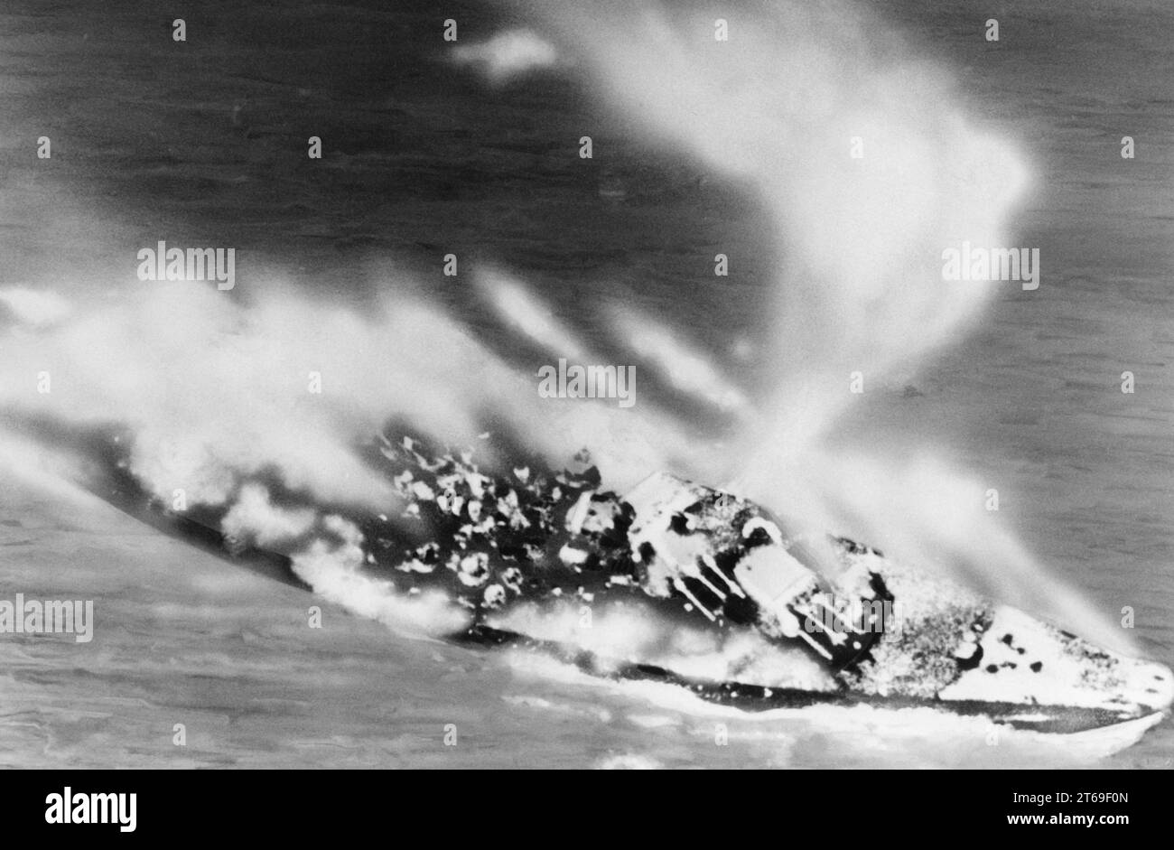 Le cuirassé Yamato lourdement touché. Photo retouchée. [traduction automatique] Banque D'Images