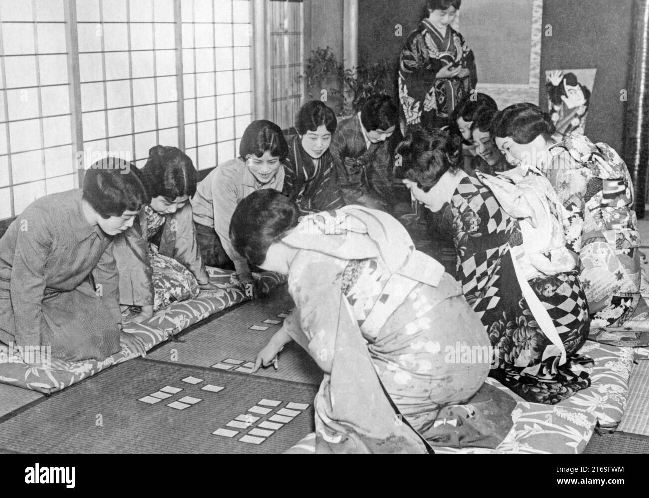 Une compagnie de femmes japonaises jouant aux cartes. [traduction automatique] Banque D'Images