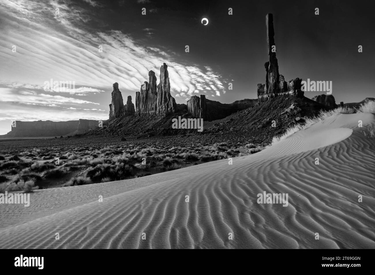 Yei Bi Chi le matin, avec éclipse annulaire, Monument Valley, Arizona Banque D'Images