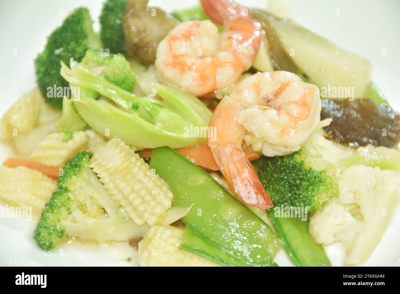 remuez la tranche de chou-fleur frite et mélangez les légumes avec les crevettes sur l'assiette Banque D'Images