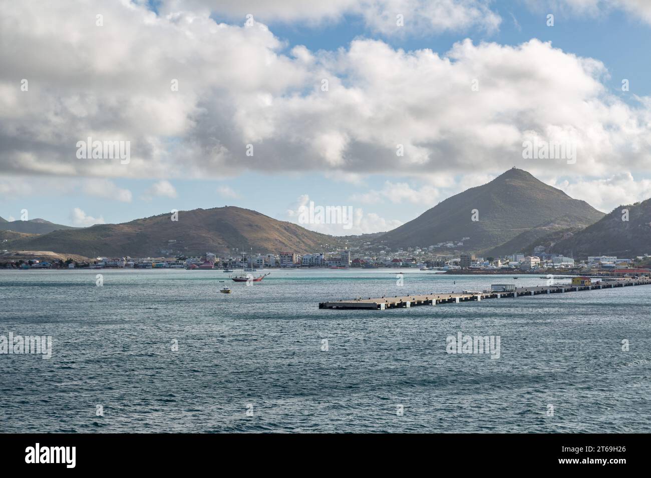 Jetée pour les navires de croisière fait saillie dans la Grande Baie à Phillipsburg et point Blanche, St. Maarten dans la mer des Caraïbes Banque D'Images