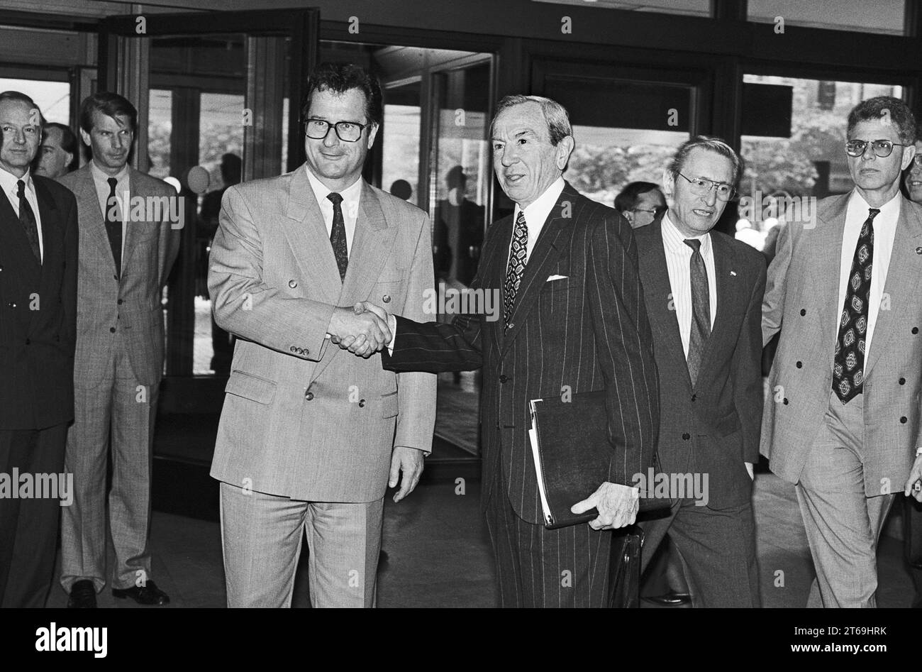 Allemagne, Bonn, 05/06/1993 Archive : 40-12-11 visite du secrétaire d'État américain photo : Klaus Kinkel, ministre allemand des Affaires étrangères et Warren Christopher, secrétaire d'État américain [traduction automatique] Banque D'Images