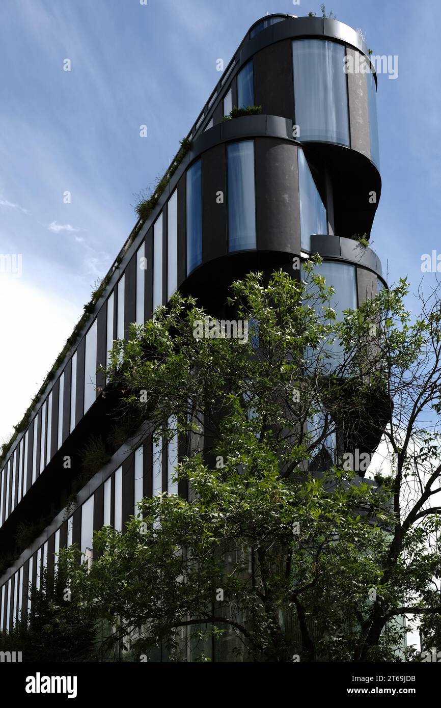 Varsovie, Pologne - 5 août 2023. Bâtiment moderne et élégant de l'hôtel Nobu Hôtel situé dans le centre de la ville de Varsovie, capitale de la Pologne. Banque D'Images