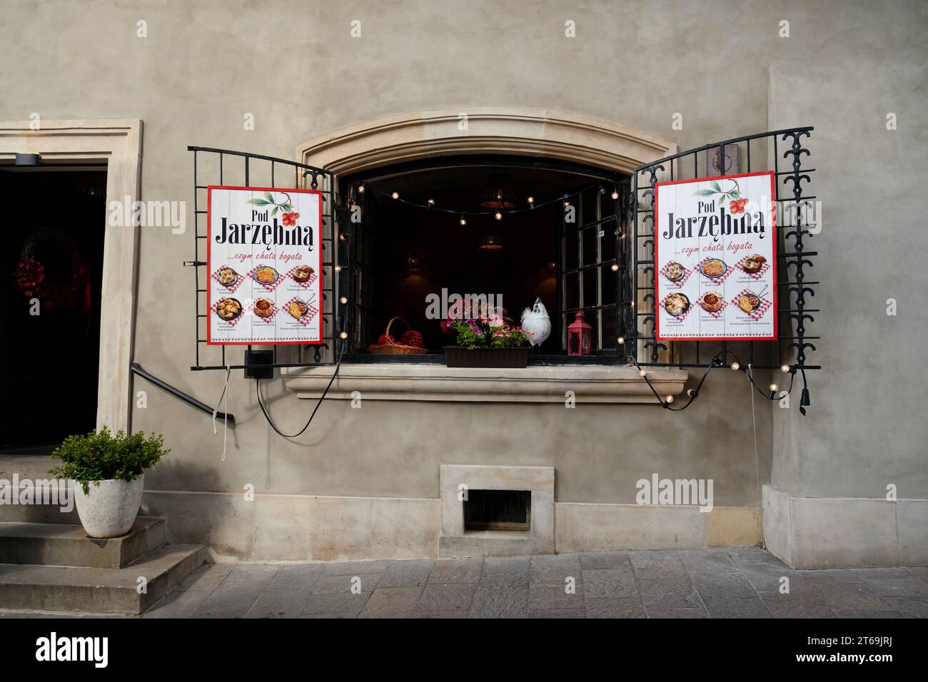 Varsovie, Pologne - 5 août 2023. Pod Jarzebina Restaurant traditionnel polonais dans la vieille ville de Varsovie, capitale de la Pologne. Banque D'Images