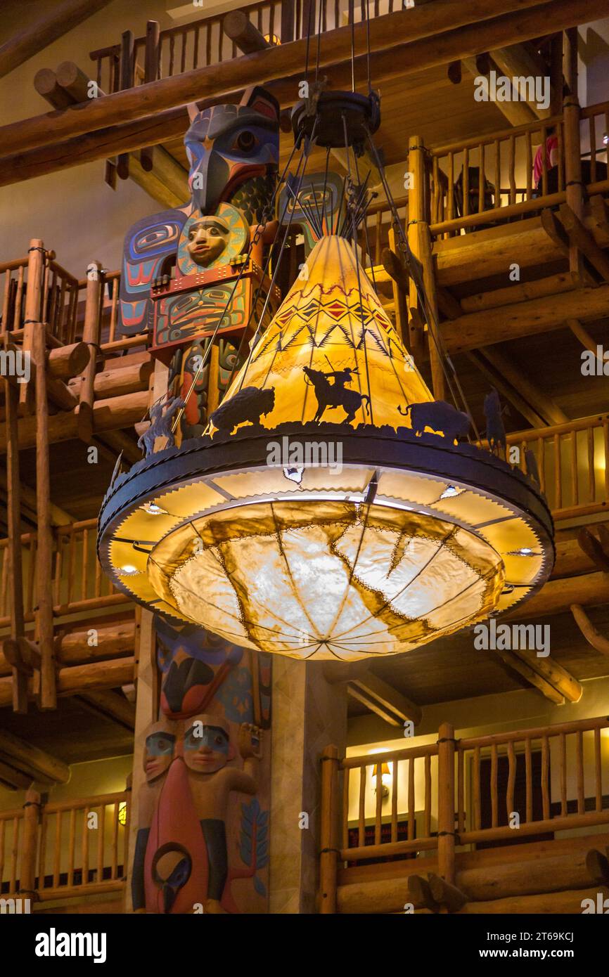 Luminaire suspendu en forme de lustre sur le thème du sud-ouest dans le hall du complexe Wilderness Lodge de Walt Disney World à Orlando, en Floride Banque D'Images