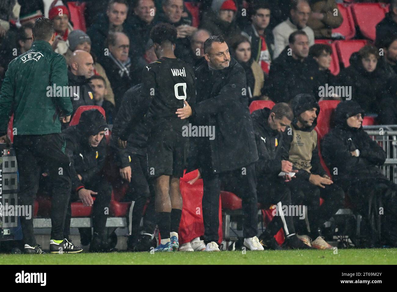 Elye Wahi (9 ans) du RC Lens est remplacé par l'entraîneur-chef Franck Haise du RC Lens lors du match de la Ligue des Champions 4 dans le groupe B lors de la saison 2023-2024 entre le PSV Eindhoven et le Racing Club de Lens le 8 novembre 2023 à Eindhoven, aux pays-Bas. (Photo de David Catry / Isosport) Banque D'Images