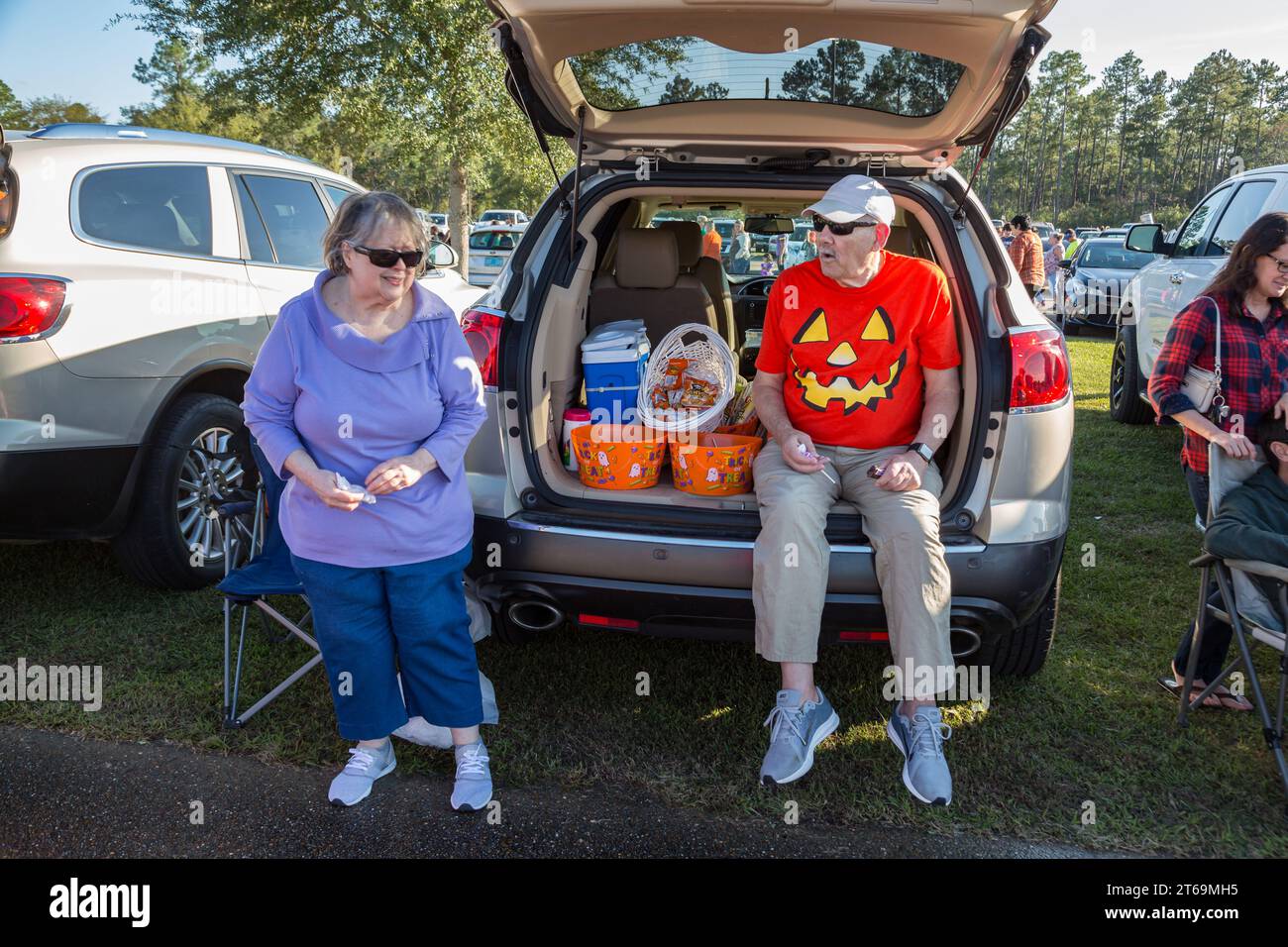 Couple d'aînés distribuant des bonbons pendant l'activité Trunk or Treat au Crosspoint Church Fall Festival à Gulfport, Mississippi Banque D'Images