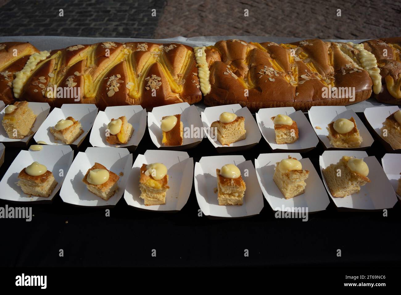 Madrid, Espagne. 09 novembre 2023. Les cuisiniers préparent la dégustation de la grande Corona de la Almudena de 20m pour célébrer le festival Almudena sur la Plaza Mayor de Madrid 9 novembre 2023 Espagne (photo Oscar Gonzalez/Sipa USA) (photo Oscar Gonzalez/Sipa USA) crédit : SIPA USA/Alamy Live News Banque D'Images