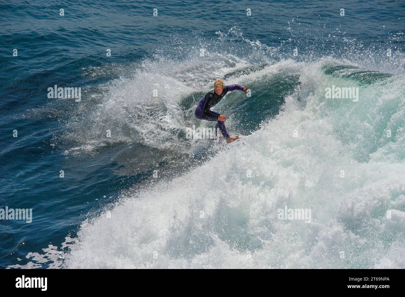 États-Unis Californie CA Santa Cruz surfeur sur une vague à Steamer Lane Pacific Ocean Banque D'Images