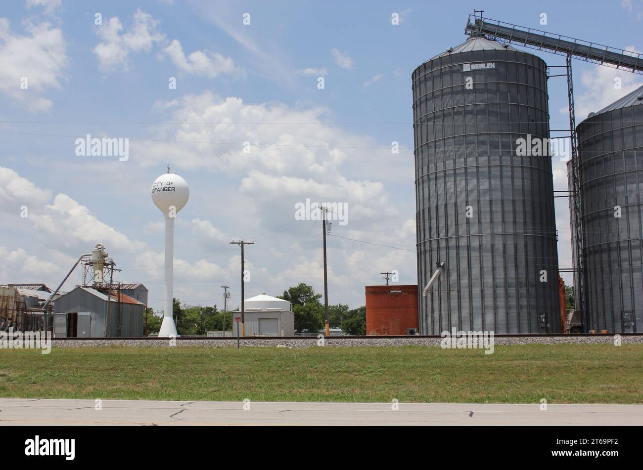 Granger, TX - 7 juin 2023: Silos à gros grains situés dans le centre-ville de Granger, TX, près des voies ferrées Banque D'Images