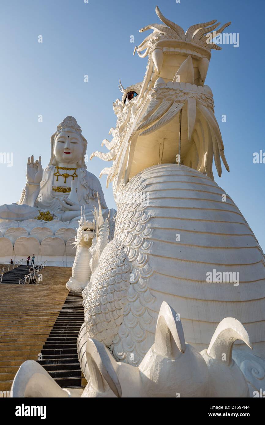 Des dragons chinois alignent les marches jusqu'à la statue Guan Yin (déesse de la Miséricorde) au temple Wat Huay Pla Kang dans la province de Chiang Rai au nord de la Thaïlande Banque D'Images