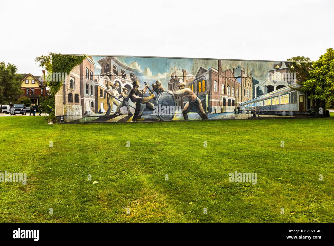 Murale dans le parc historique national Pullman à l'arrière du hall d'exposition de la fondation historique Pullman. La salle d'exposition sur l'histoire du quartier Pullman se trouve sur le site de l'ancien bâtiment Arcade, construit à partir de 1880 par l'architecte Solon Beman et considéré comme le précurseur d'un centre commercial moderne. Le quartier Pullman de Chicago s'est gentrifié depuis la fin du XXe siècle. De nombreux résidents sont impliqués dans la restauration de leurs propres maisons et dans des projets dans tout le quartier. Chicago, Illinois, États-Unis Banque D'Images