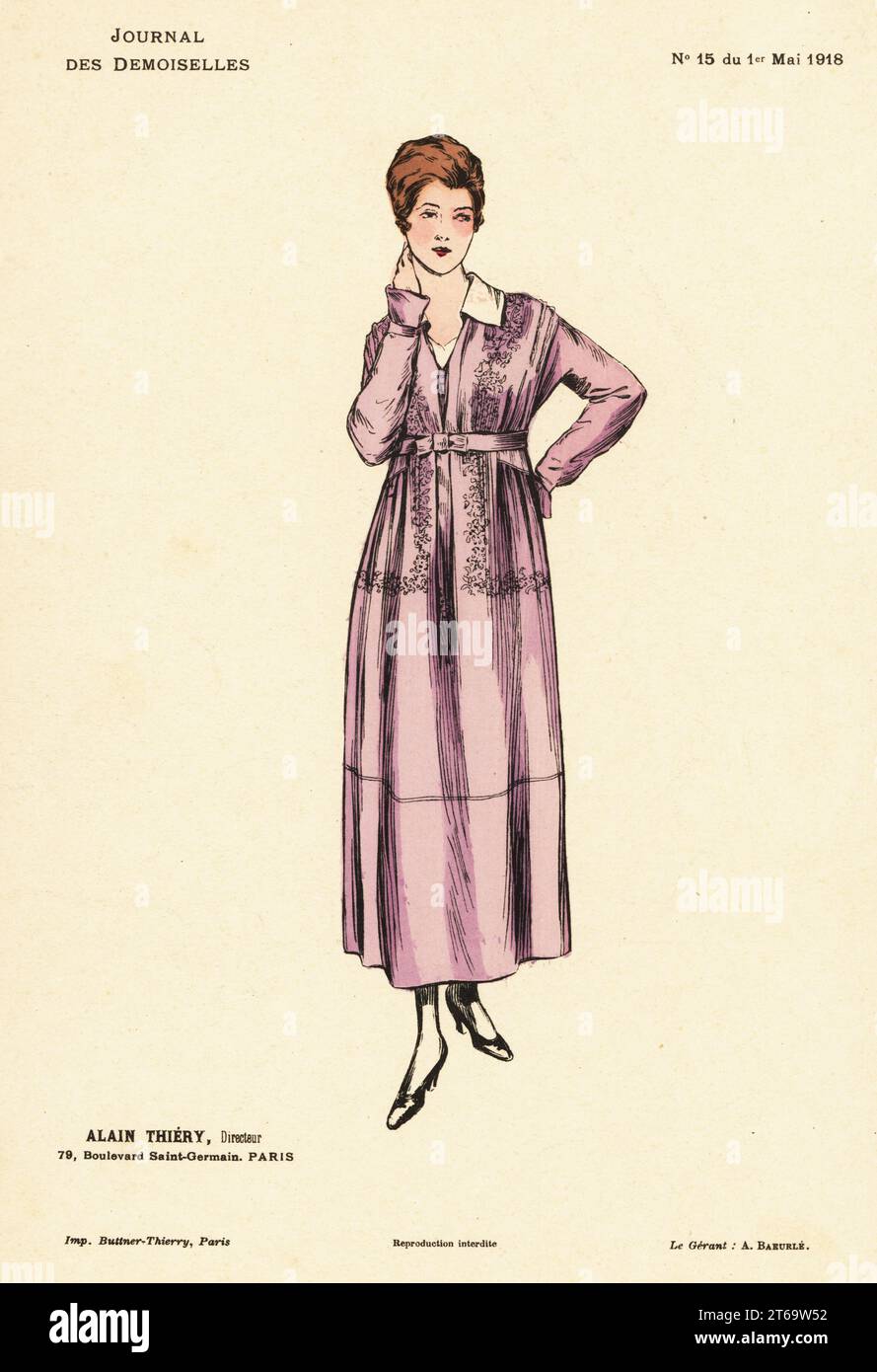 Femme à la mode dans une robe lilas, col plat, ceinture sous le buste, avec corsage brodé. Lithographie coloriée à la main par Fattorini & Crespin du magazine Alain Thierys Journal des Demoiselles, 79 Boulevard Saint-Germain, Paris, France, mai 1, 1918. Banque D'Images