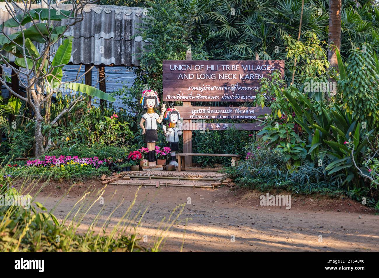 Panneau près de l'entrée de l'Union des villages de tribu des collines avec Akha, Yao, Lahu, Kayaw, et long cou Karen ou Kayan groupes de personnes près de Chiang Rai, Thaïlande Banque D'Images