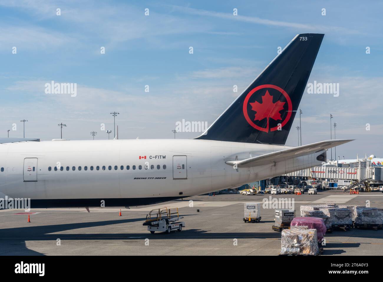 Vancouver, Canada - le 9 octobre 2023 : avion Boeing 777-300ER (77W) d'Air Canada stationné à l'aéroport Banque D'Images Vancouver, Canada - le 9 octobre 2023 : avion Boeing 777-300ER (77W) d'Air Canada stationné à l'aéroport Banque D'Images