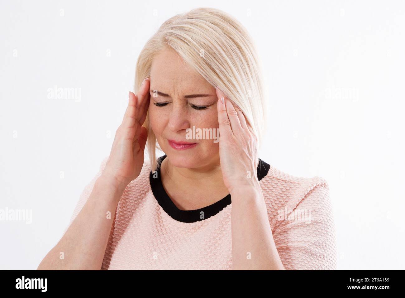 Douleur à la tête de femme gros plan, portrait de migraine de femme d'âge moyen gros plan Banque D'Images