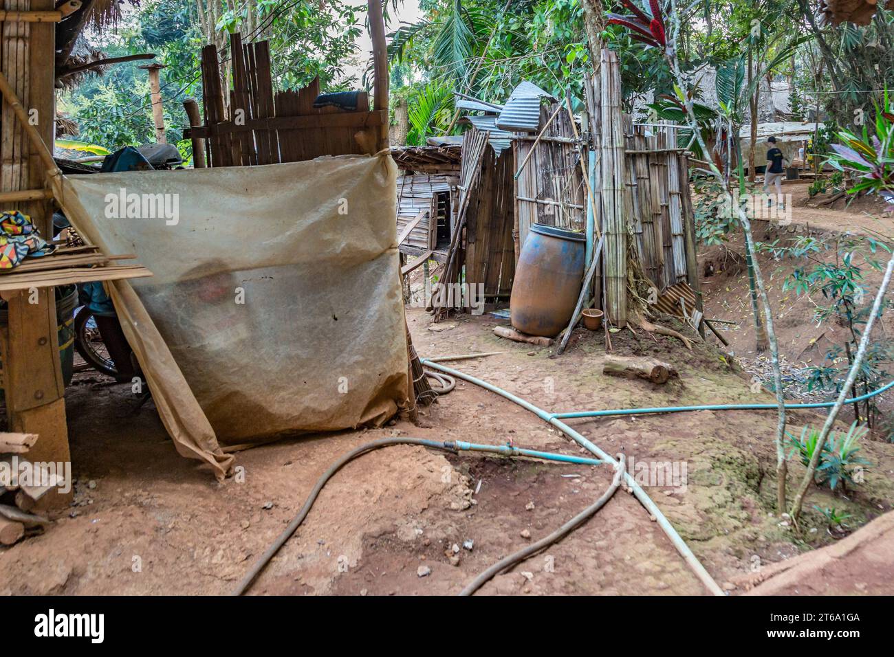 Lignes d'eau en PVC au-dessus du sol dans la zone de tribu Kayah Lahwi (long cou Karen) de l'Union des villages de tribu des collines à l'extérieur de Chiang Rai, Thaïlande Banque D'Images