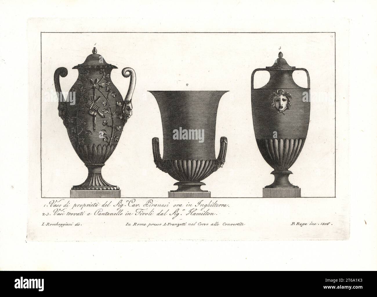 Vase appartenant à l'artiste Giovanni Battista Piranesi (aujourd'hui en Angleterre) 1, et vases trouvés à Pantanello à Tivoli par Sir William Hamilton 2,3. Gravure de coperplate par Pietro Ruga après une illustration par Lorenzo Rocceggiani de ses 100 plaques de costumes religieux, civil et militaire des anciens Egyptiens, Etrusques, Grecs et Romains, Franzetti, Rome, 1802. Banque D'Images