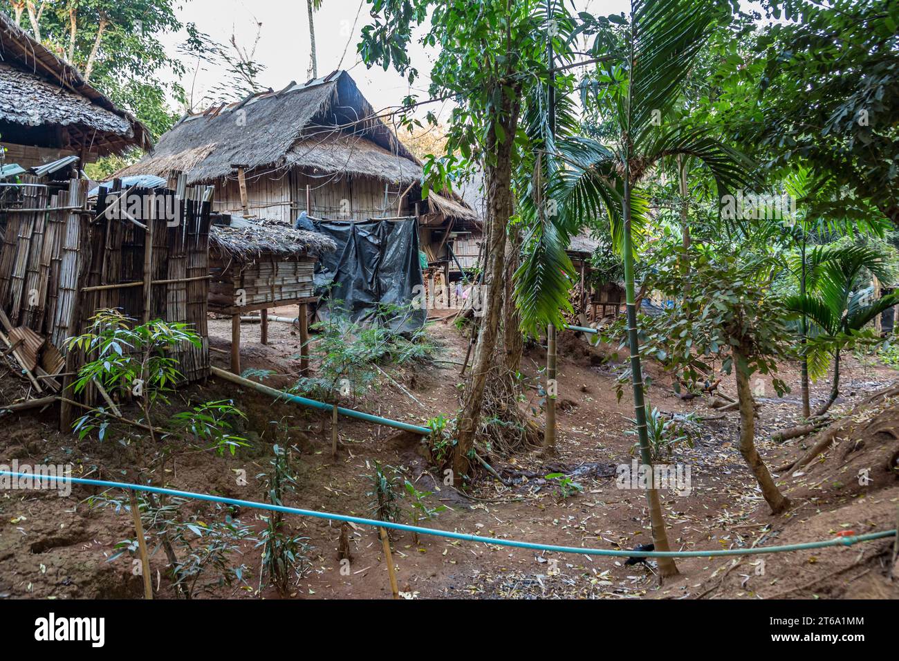 Lignes d'eau en PVC au-dessus du sol dans la zone de tribu Kayah Lahwi (long cou Karen) de l'Union des villages de tribu des collines à l'extérieur de Chiang Rai, Thaïlande Banque D'Images