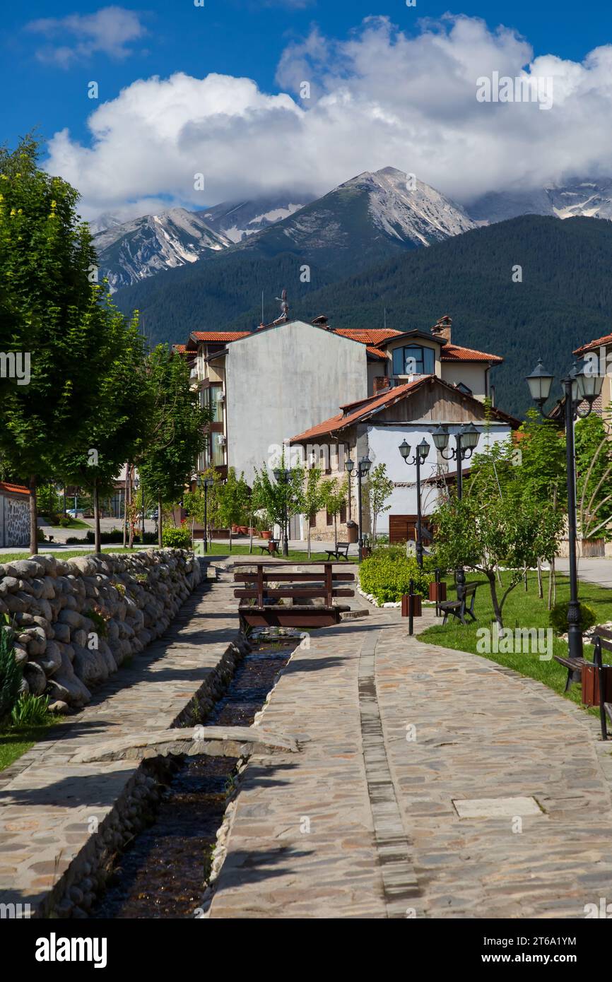 Vue sur la rue et route pavée de pierre, Bansko, Bulgarie Banque D'Images