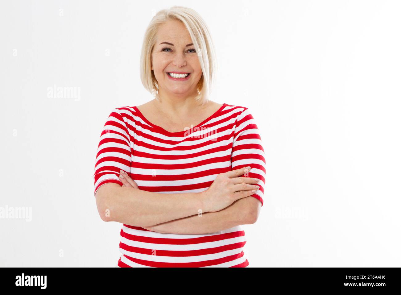 Jolie dame d'âge moyen souriante posant sur fond blanc Banque D'Images