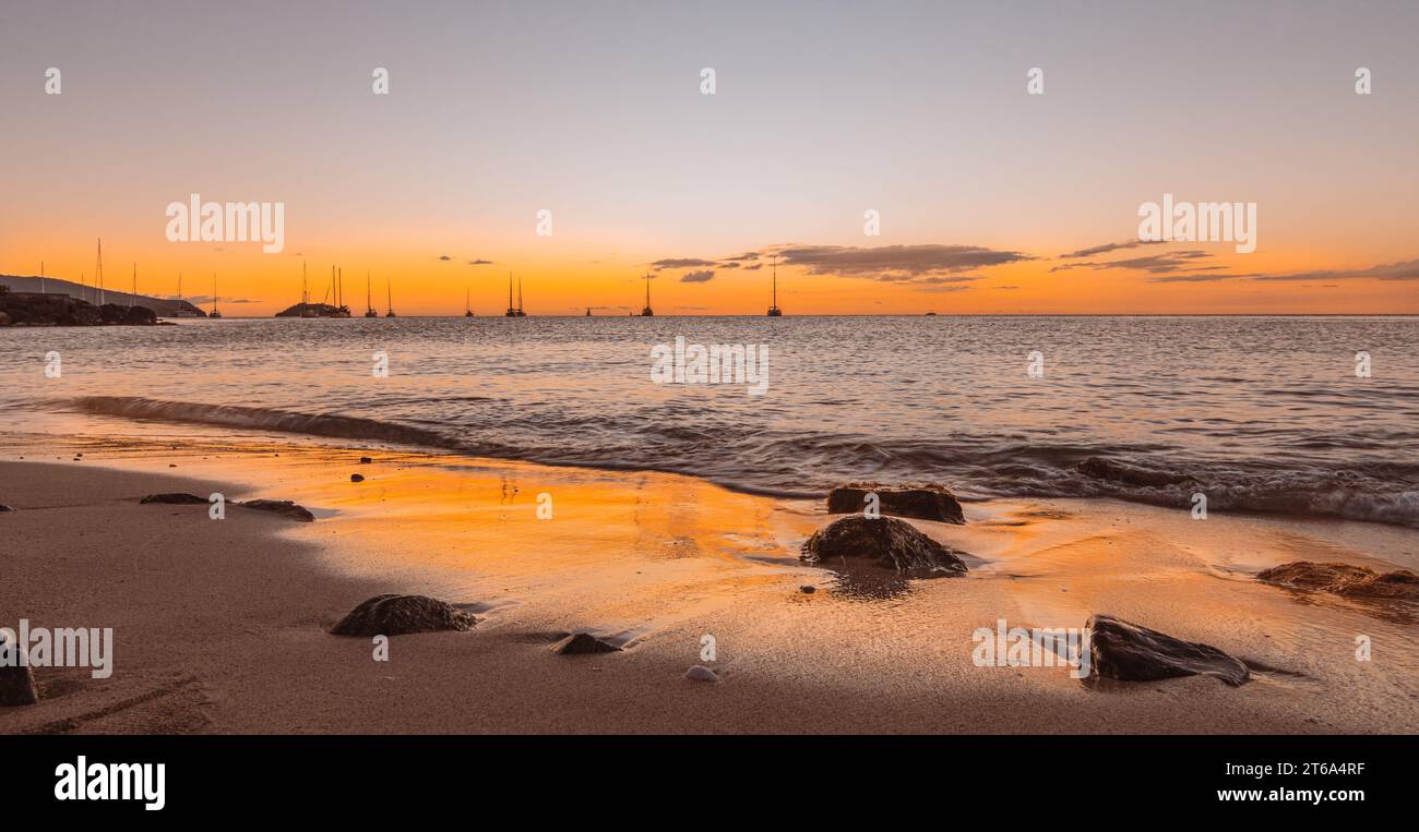 Coucher de soleil sur la plage de la Martinique, mer des Caraïbes, Antilles françaises. Banque D'Images