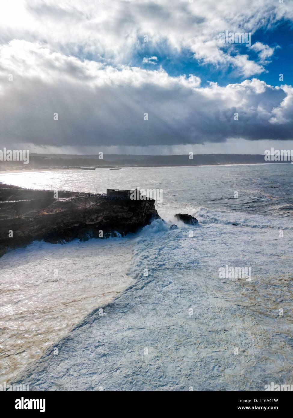 La puissance de l'océan est illustrée dans cette image, avec une vue spectaculaire sur les falaises rocheuses alors qu'elles sont frappées par de puissantes vagues Banque D'Images