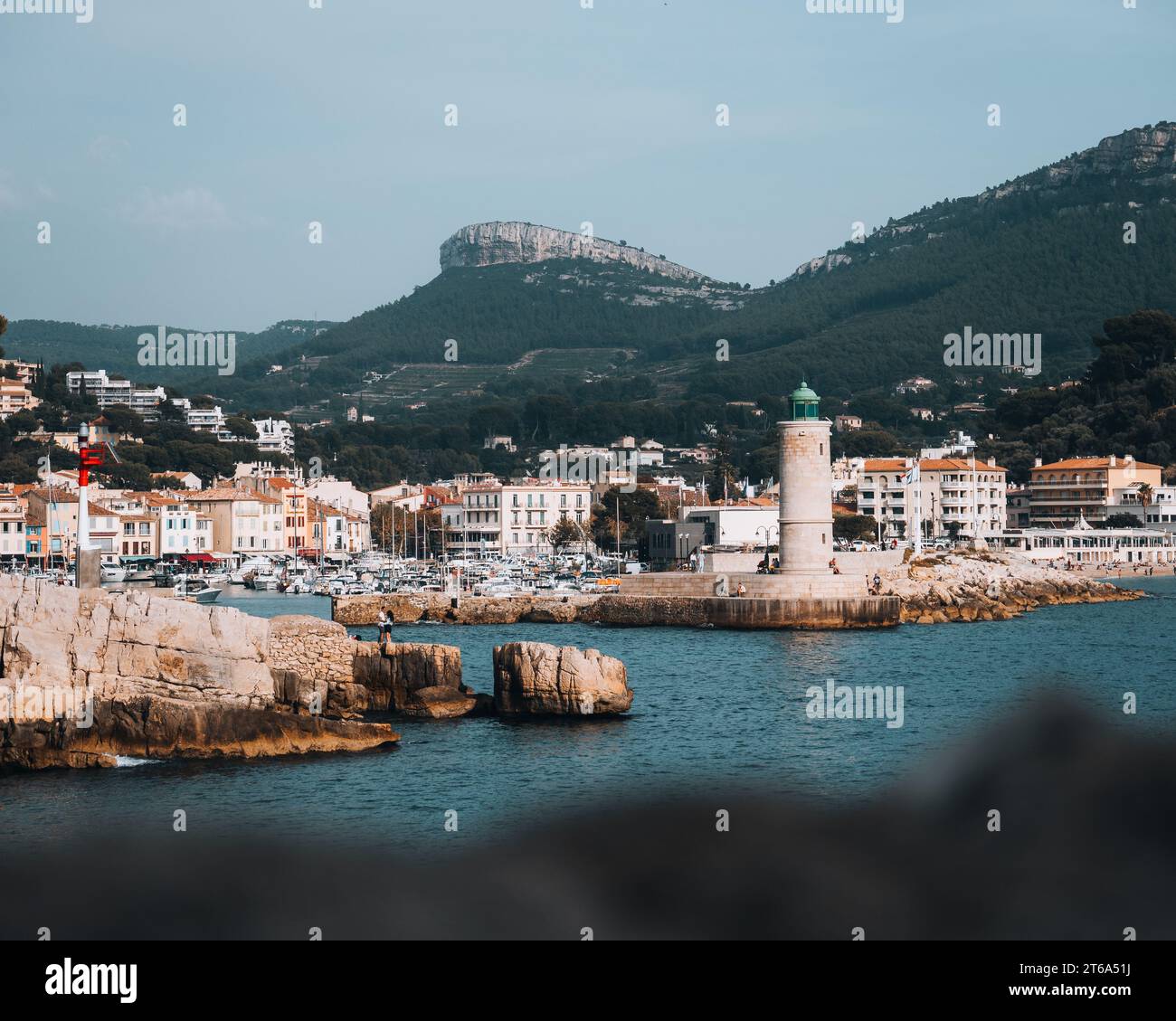 Une vue panoramique du phare de Cassis avec le paysage urbain et les montagnes en arrière-plan. France Banque D'Images