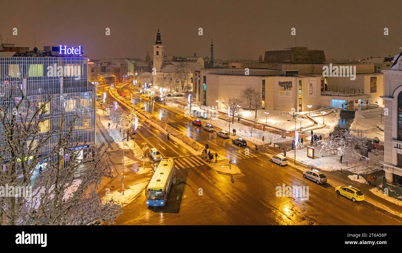 Novi Sad, Serbie - 24 janvier 2019 : vue aérienne du théâtre en centre-ville lors d'une nuit froide d'hiver avec neige. Banque D'Images