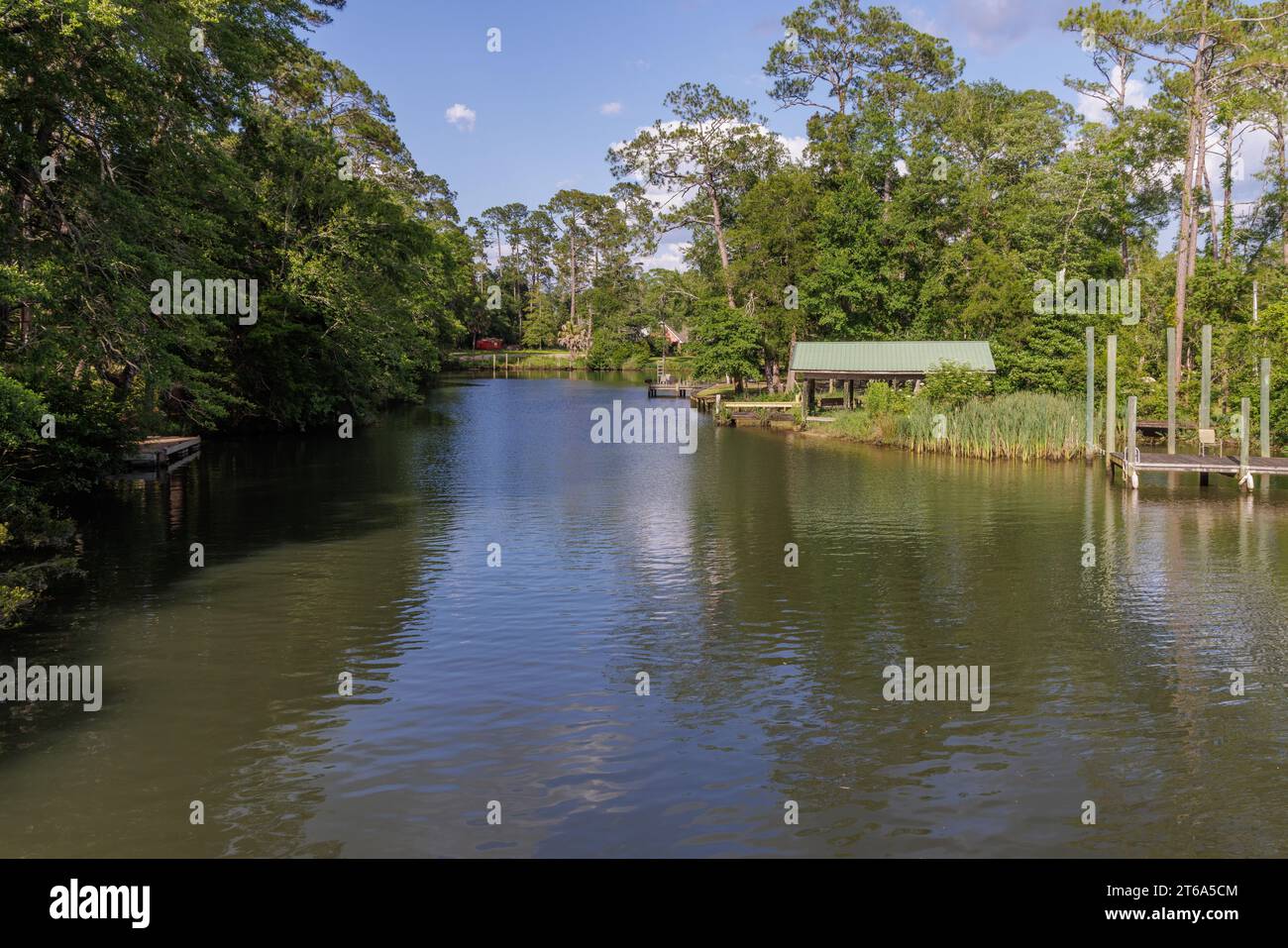 Maison de bateau et docks le long de la rivière Magnolia à Magnolia Springs, Alabama Banque D'Images