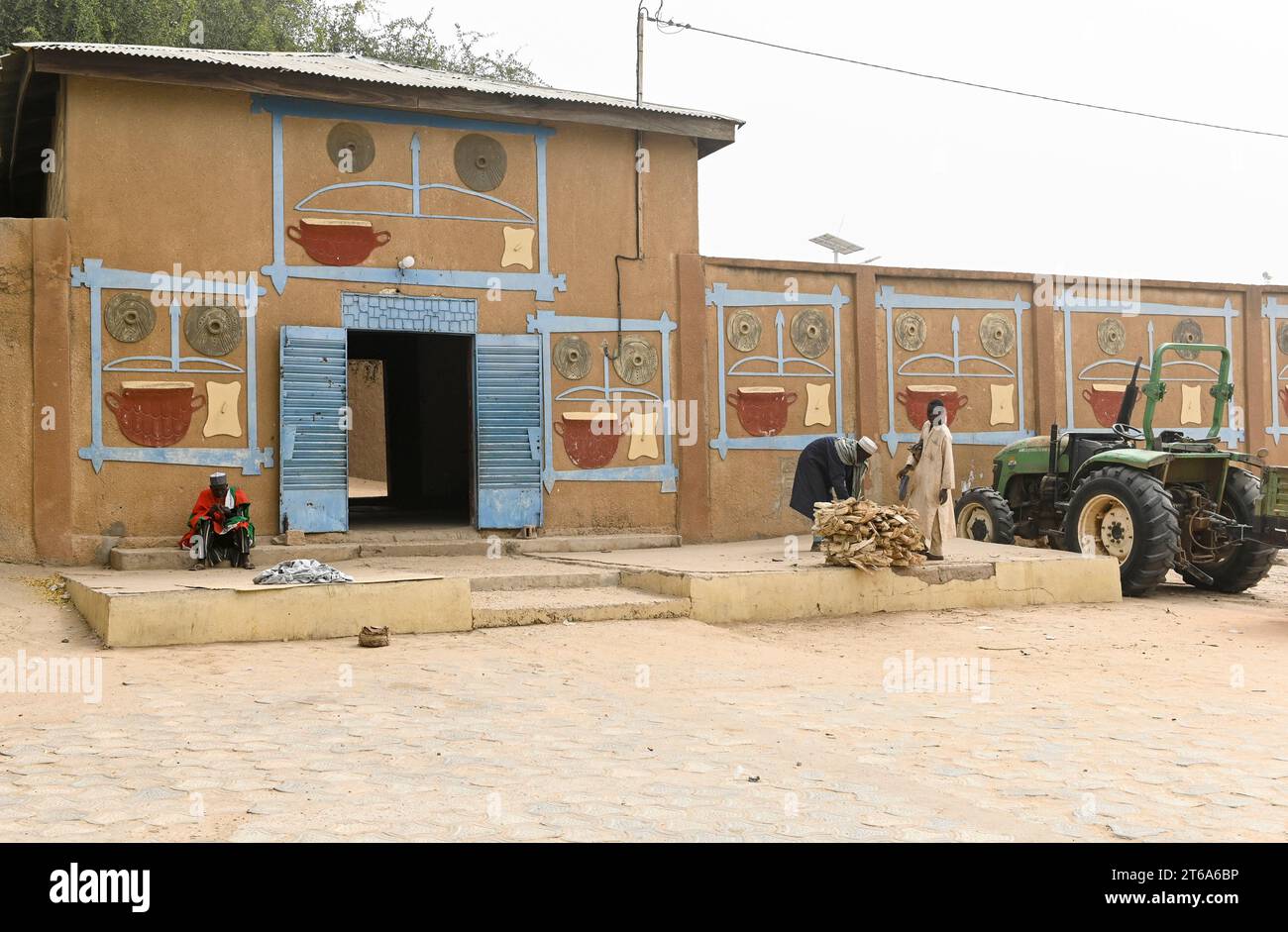 NIGER, Maradi, Tibiri, palais du Sultan de Gobir, ornements haoussa à l'entrée Banque D'Images NIGER, Maradi, Tibiri, palais du Sultan de Gobir, ornements haoussa à l'entrée Banque D'Images