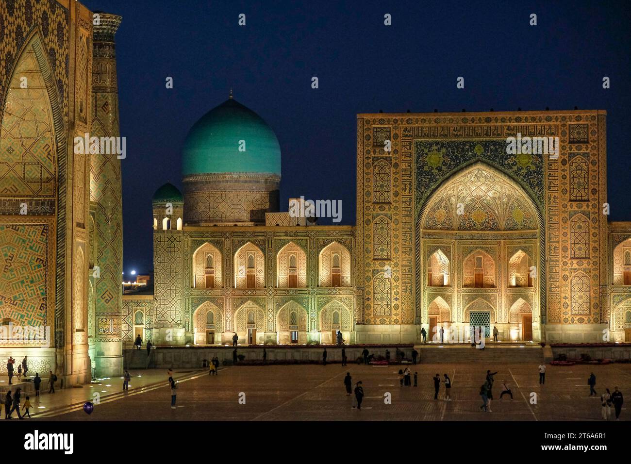 Samarkand, Ouzbékistan - 4 novembre 2023 : visite de la place Registan à Samarkand, Ouzbékistan. Banque D'Images