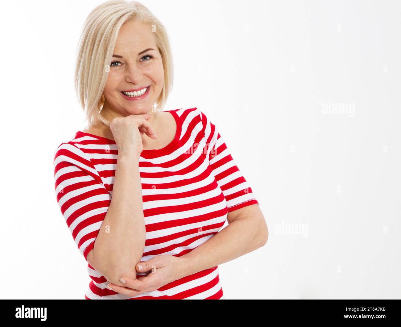 Gros plan portrait de femme d'âge moyen portrait décontracté en vue positive, grand sourire, beau modèle adolescent posant en studio sur fond blanc . Isolat Banque D'Images