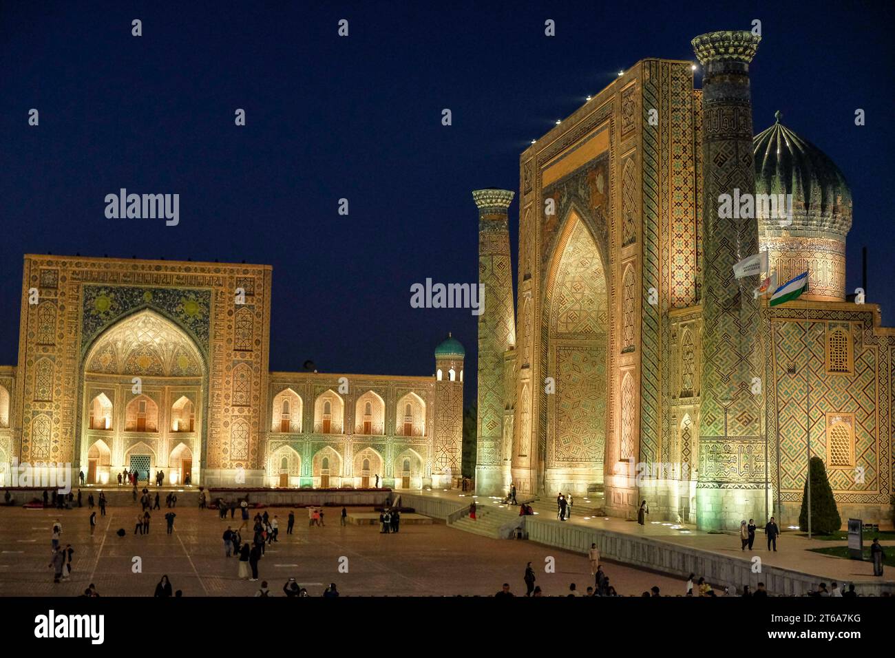 Samarkand, Ouzbékistan - 4 novembre 2023 : visite de la place Registan à Samarkand, Ouzbékistan. Banque D'Images