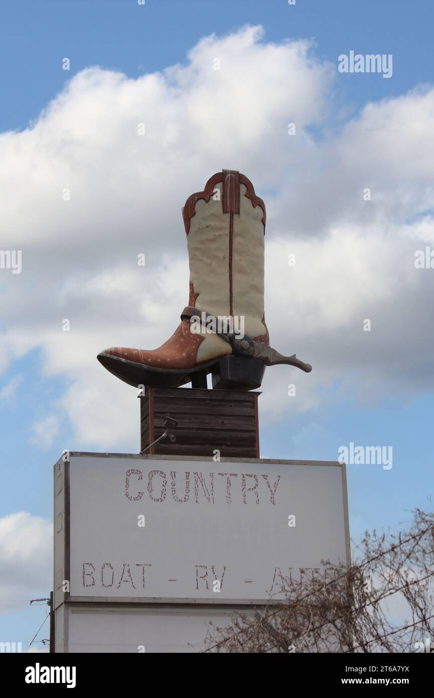 Giant Cowboy Boot sur le signe de l'entreprise abandonnée situé dans le Texas rural. Weir Texas Banque D'Images