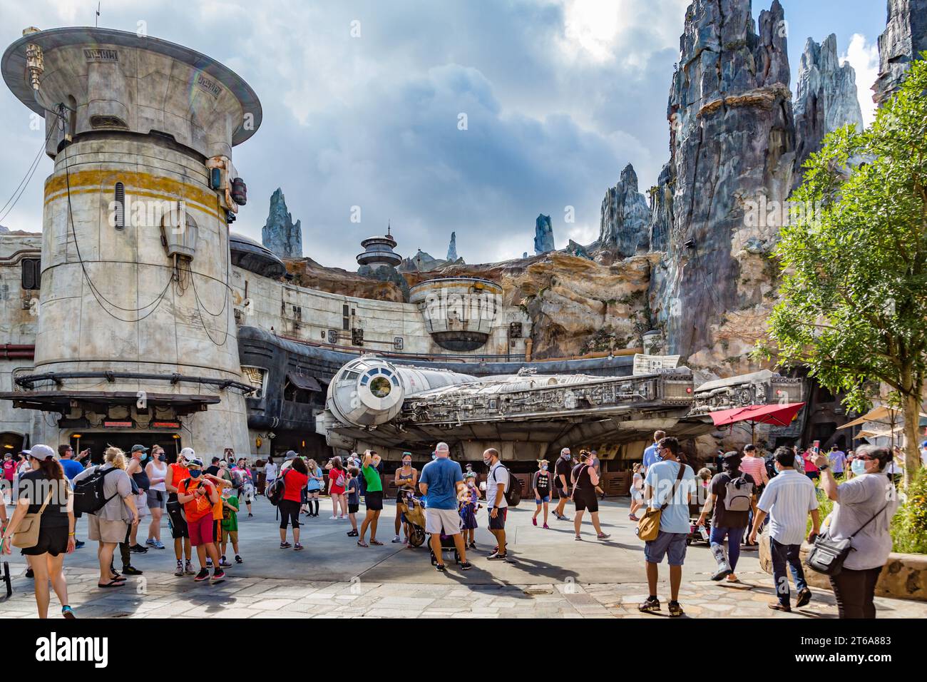 Le vaisseau cargo léger Millennium Falcon dans la zone Star Wars Galaxy's Edge du parc à thème Disney's Hollywood Studios Banque D'Images