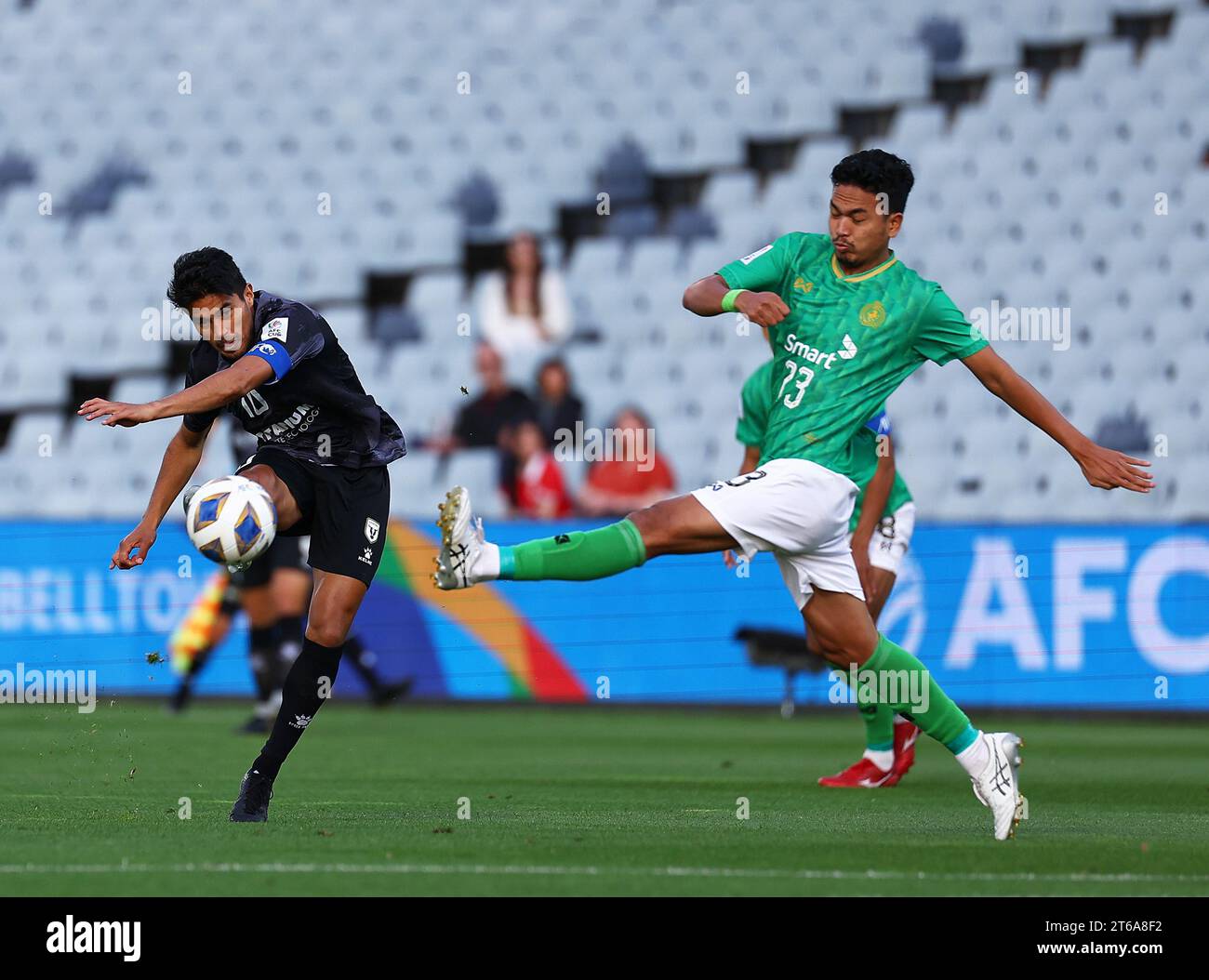 9 novembre 2023 ; Campbelltown Stadium, Sydney, NSW, Australie : coupe de football de l'AFC, Macarthur FC contre Phnom Penh Crown ; Ulises Davila du Macarthur FC tire au but Banque D'Images