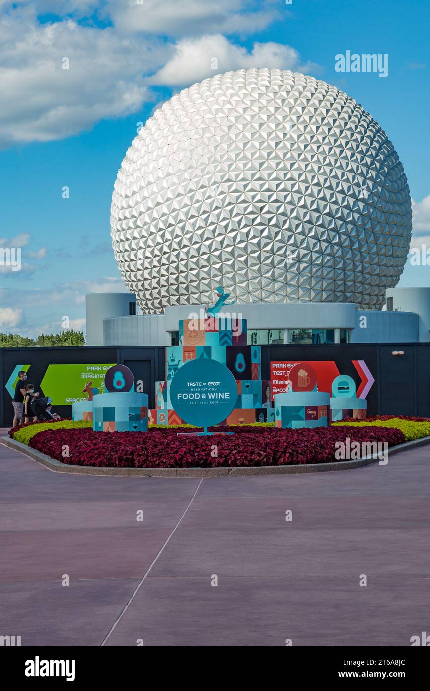 Signez devant la sphère géodésique Spaceship Earth près de l'entrée du Food and Wine Festival à Epcot au Walt Disney World à Orlando, Floride Banque D'Images
