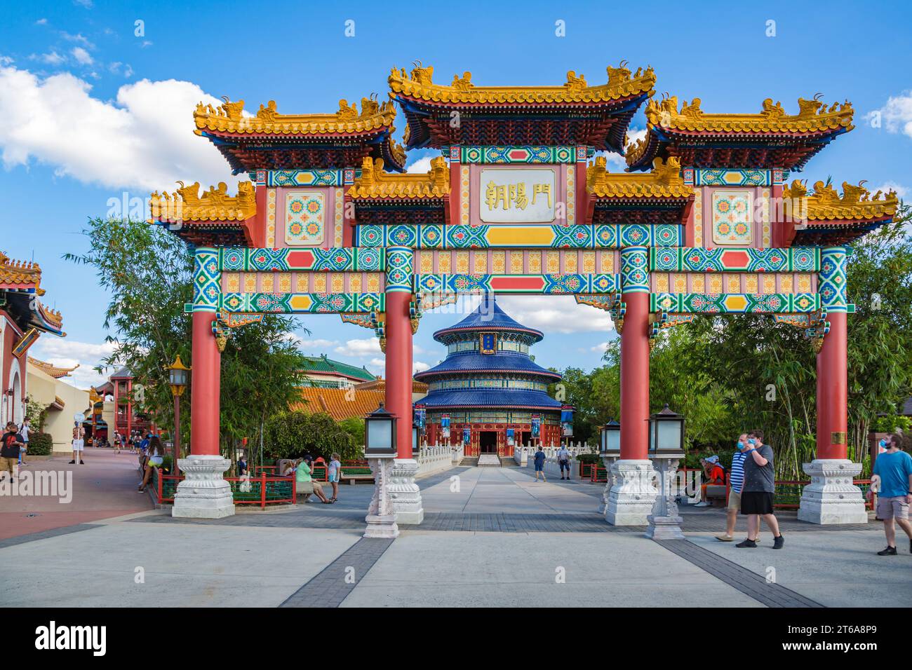 Clients du parc masqué près de l'entrée de la zone chinoise d'Epcot au Walt Disney World à Orlando, en Floride Banque D'Images