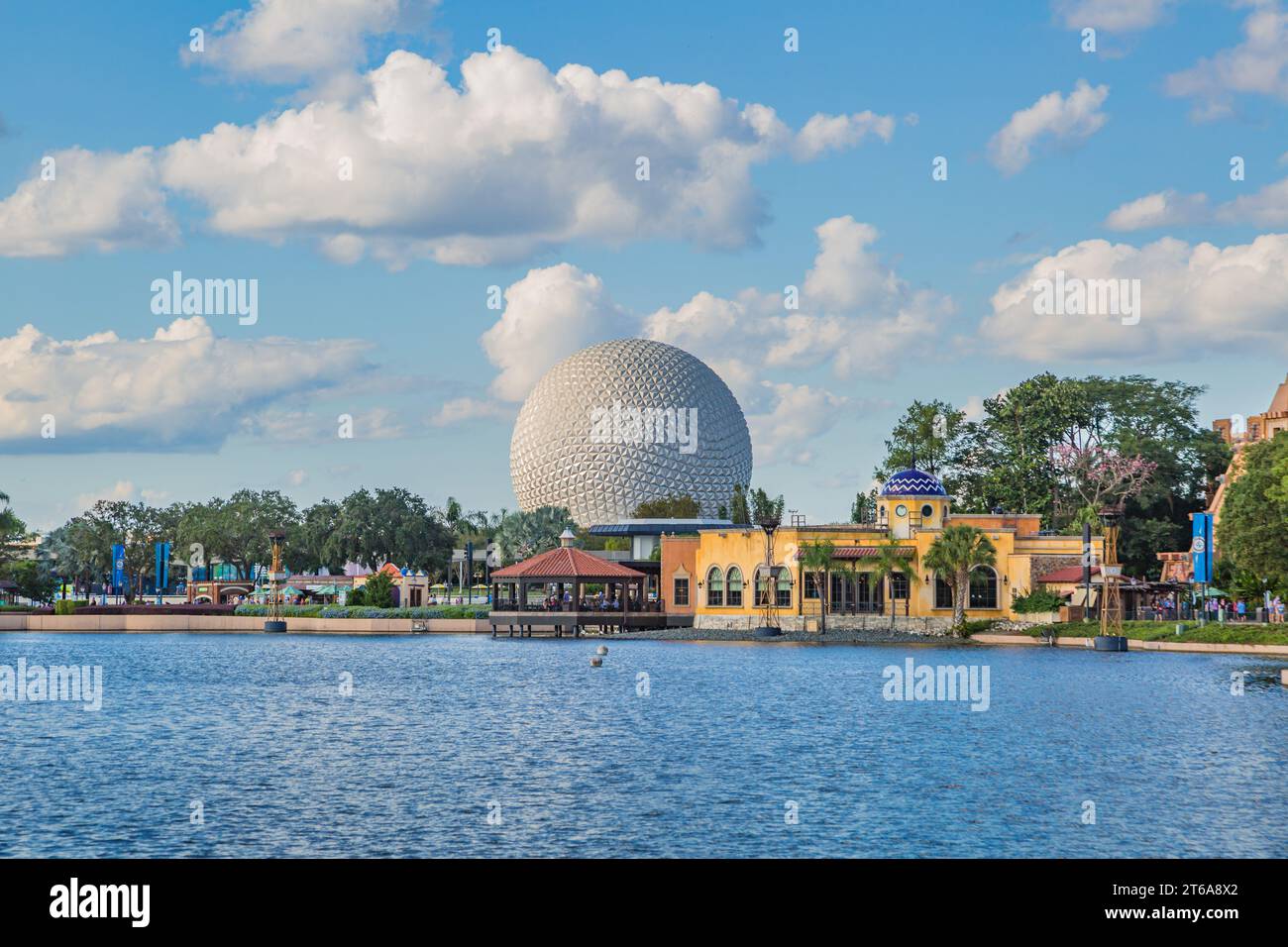 Vaisseau spatial Terre géodésique sphère derrière le World Showcase Lagoon à Epcot à Walt Disney World à Orlando, Floride Banque D'Images