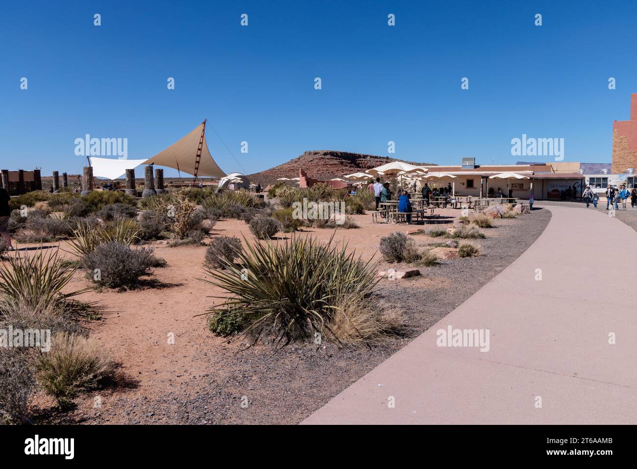 Des tables ombragées et un grand auvent offrent aux visiteurs de l'ombre du soleil du désert à Eagle point dans le Grand Canyon West près de Peach Springs, Arizona Banque D'Images