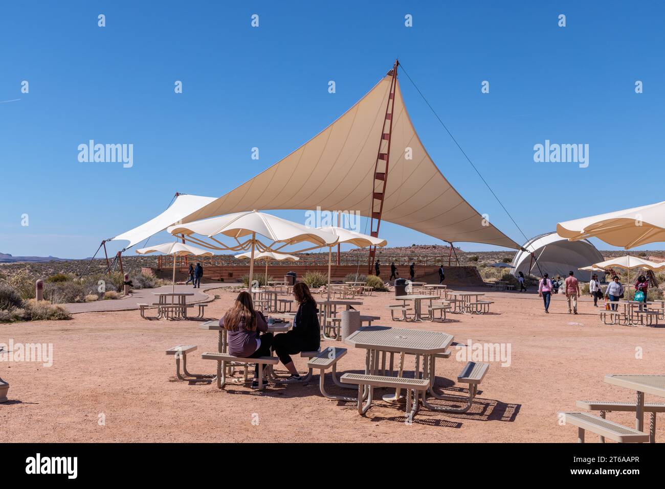 Des tables ombragées et un grand auvent offrent aux visiteurs de l'ombre du soleil du désert à Eagle point dans le Grand Canyon West près de Peach Springs, Arizona Banque D'Images