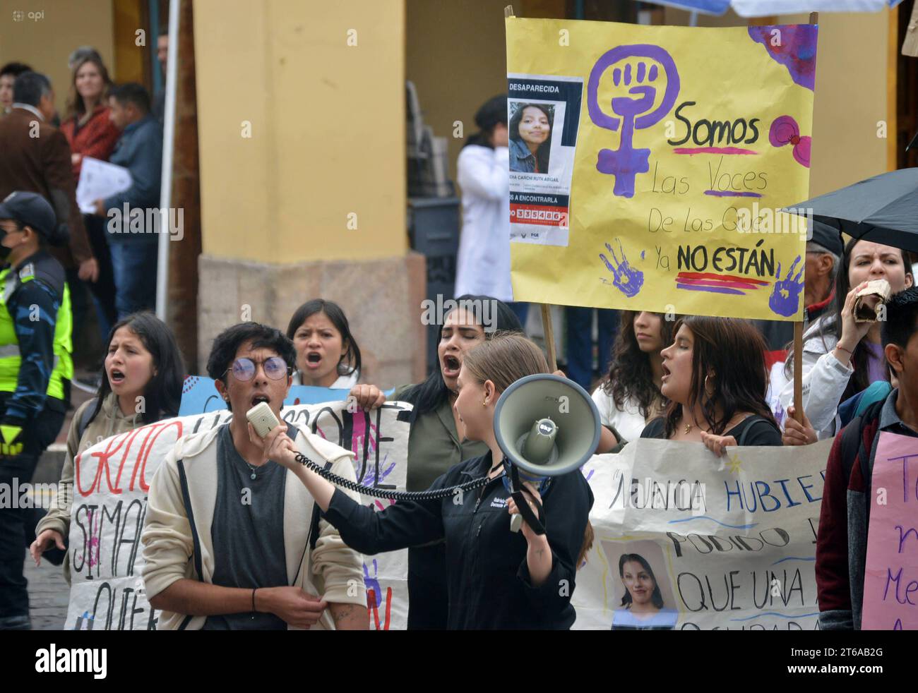 CUENCA-PLANTON-por ABIGAL DESAPARECIDA Cuenca, Ecuador 9 de noviembre de 2023 Decenas de estudiantes de la Universidad de Cuenca salieron la manana de hoy para exigir la busqueda de Abigail Supligüicha Carchi, de 19 anos de edad. El planton inicio desde las instalaciones de la universidad, recorrio algunas calles y llego hasta los exteriores de la Gobernacion del Azuay. foto Boris Romoleroux/API. SOI-CUENCA-PLANTON-PORABIGALDESAPARECIDA-0441c96d18f642452d41f18f394cfd94 *** CUENCA PLANTON POUR DISPARU ABIGAL Cuenca, Équateur 9 novembre 2023 des dizaines d'étudiants de l'Université de Cuenca sont venus Banque D'Images