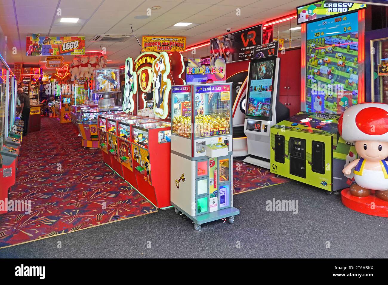 Entrée à la salle de jeux tôt le matin station balnéaire colorée machines à sous intérieures jeux de hasard locaux commerciaux couleurs vives Norfolk Angleterre Royaume-Uni Banque D'Images