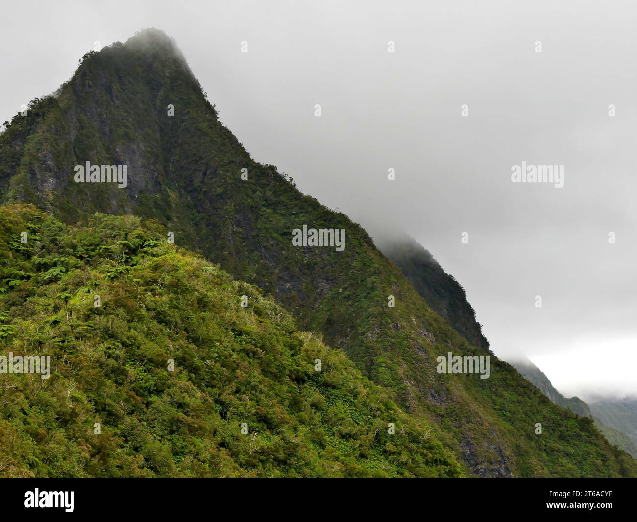 Ciel nuageux inquiétant au-dessus des montagnes tropicales entre Mafate et Salazie cirque, île de la Réunion. Météo de la Réunion Banque D'Images