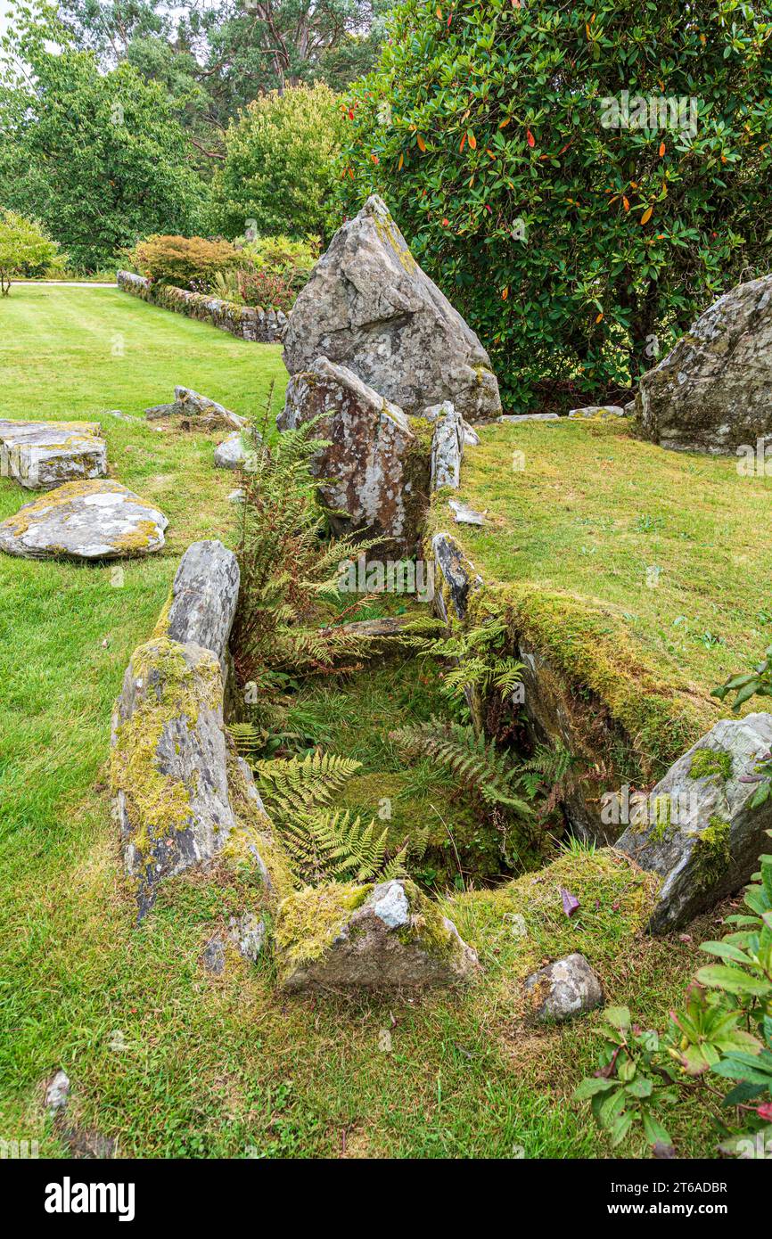 Les restes d'un cairn néolithique chambré à Crarae Gardens sur les rives du Loch Fyne, Argyll & Bute, Écosse Royaume-Uni Banque D'Images